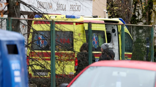 Un ambulancia espera tras un ataque con cuchillo en una escuela primaria, en Zagreb (Croacia). Un ambulancia espera tras un ataque con cuchillo en una escuela primaria, en Zagreb (Croacia).