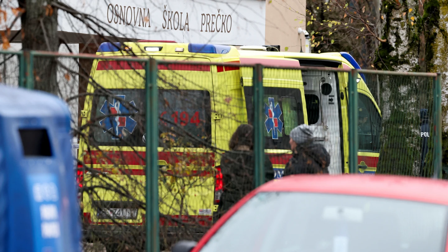 Un ambulancia espera tras un ataque con cuchillo en una escuela primaria, en Zagreb (Croacia). Un ambulancia espera tras un ataque con cuchillo en una escuela primaria, en Zagreb (Croacia).