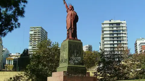 Estatua de la Libertad en Buenos Aires, Argentina Estatua de la Libertad en Buenos Aires, Argentina