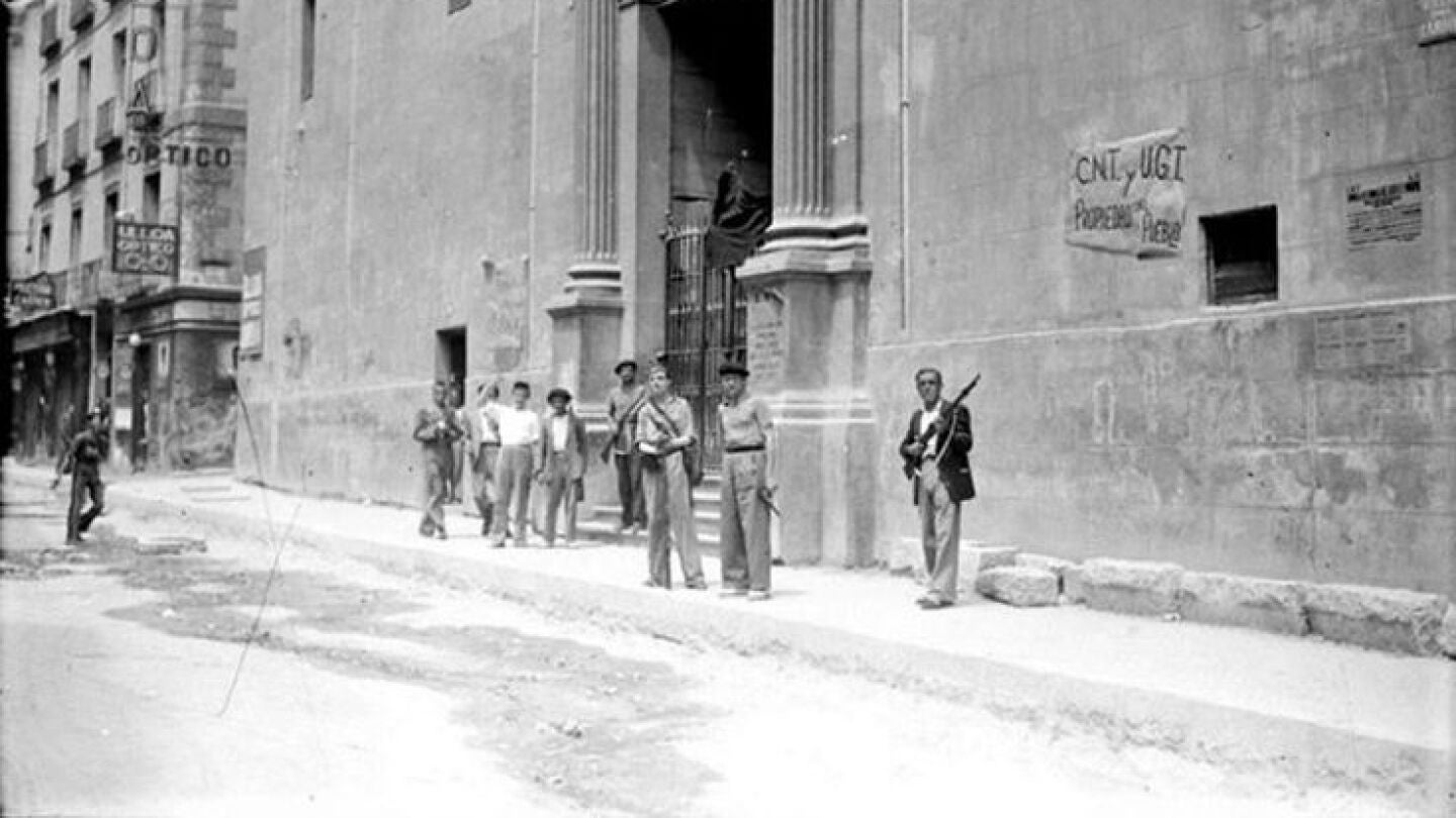 Milicianos en la puerta de la iglesia del Carmen en Madrid (1936)
