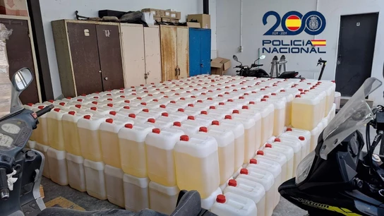 Garrafas de gasolina incautadas en una operación contra el petaqueo a narcolanchas en El Puerto y Puerto Real. Garrafas de gasolina incautadas en una operación contra el petaqueo a narcolanchas en El Puerto y Puerto Real.