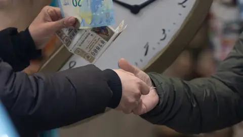 Una persona compra Lotería de Navidad Una persona compra Lotería de Navidad