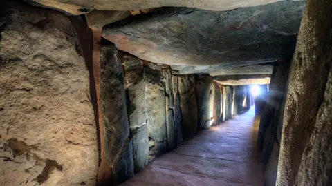 Interior del dolmen de Soto de Trigueros Interior del dolmen de Soto de Trigueros