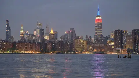 Panorámica de Nueva York con el Empire Estate iluminado Panorámica de Nueva York con el Empire Estate iluminado