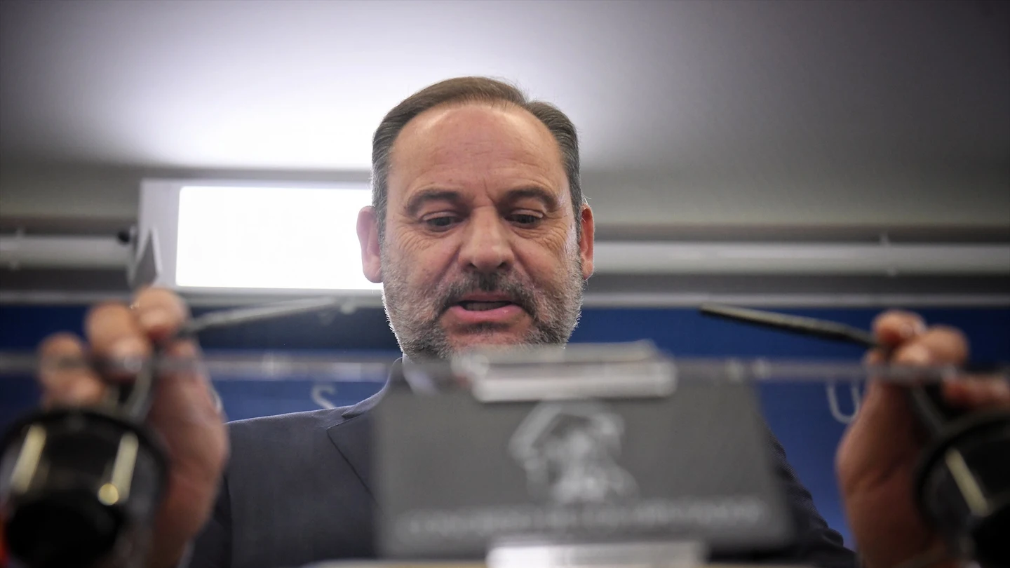 El exministro José Luis Ábalos durante una rueda de prensa en el Congreso de los Diputados tras denunciar a la Guardia Civil ante la Fiscalía, en el Congreso de los Diputados, a 19 de diciembre de 2024, en Madrid (España). El exministro José Luis Ábalos durante una rueda de prensa en el Congreso de los Diputados tras denunciar a la Guardia Civil ante la Fiscalía, en el Congreso de los Diputados, a 19 de diciembre de 2024, en Madrid (España).