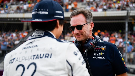 Yuki Tsunoda y Christian Horner Yuki Tsunoda y Christian Horner