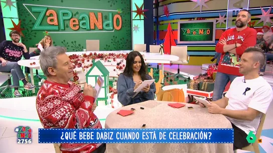 Cristina Pedroche y Miki Nadal se enfrentan en 'Cuántoz zabez de Dabiz": "¡Vas a pillar!" ¿Qué escucha el chef mientras cocina? ¿Qué ingrediente no puede faltar en su cocina? Los zapeadores se enfrentan a varias preguntas sobre el cocinero para demostrar si lo conocen de verdad.