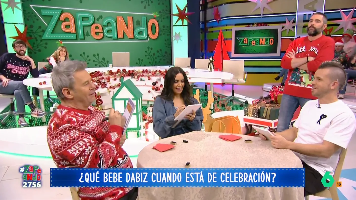 Cristina Pedroche y Miki Nadal se enfrentan en 'Cuántoz zabez de Dabiz": "¡Vas a pillar!" ¿Qué escucha el chef mientras cocina? ¿Qué ingrediente no puede faltar en su cocina? Los zapeadores se enfrentan a varias preguntas sobre el cocinero para demostrar si lo conocen de verdad.