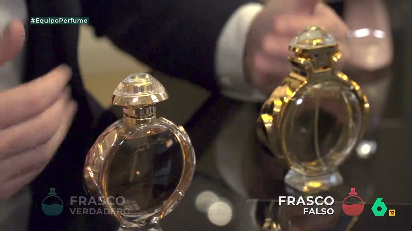Comparativa entre un frasco de perfume auténtico y uno falso Comparativa entre un frasco de perfume auténtico y uno falso