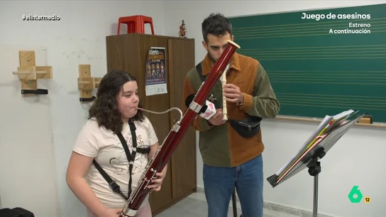 Isma Juárez toca a dúo con una alumna del conservatorio de Campo de Criptana: "Gracias por tu sinceridad en forma de risa" El reportero ha llevado una flauta dulce para que alguien le enseñe a tocar. Juárez se cuela en una clase de fagot para pedir ayuda a su profesor, Pedro José Sánchez.