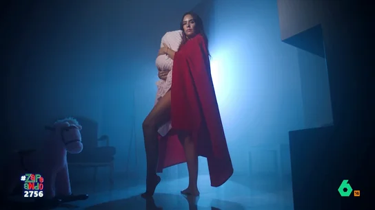 Cristina Pedroche lanza el primer 'teaser' sobre su vestido de las Campanadas: "La magia va a explotar" La zapeadora publicará la próxima semana un tráiler más extenso pero ha decidido lanzar un vídeo muy breve en el que se la puede ver con una capa roja con un rayo dorado.