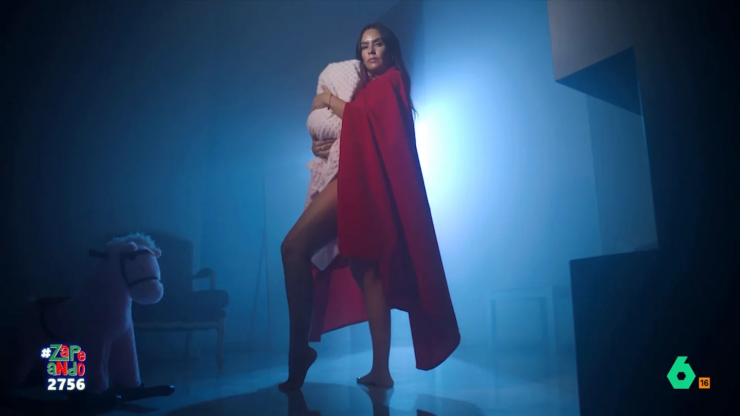 Cristina Pedroche lanza el primer 'teaser' sobre su vestido de las Campanadas: "La magia va a explotar" La zapeadora publicará la próxima semana un tráiler más extenso pero ha decidido lanzar un vídeo muy breve en el que se la puede ver con una capa roja con un rayo dorado.