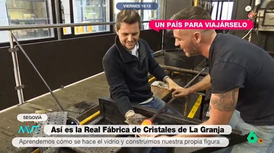 Luis Calero se convierte en maestro cristalero por un día: "Como si lo hubieras hecho todos los días" El reportero ha visitado la Real Fábrica de Cristales de La Granja de San Ildefonso. Diego, uno de sus artesanos, le propone el reto de crear una figura con cristal.