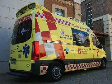 Imagen de archivo de una ambulancia de Castilla y León