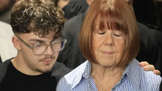 Gisele Pelicot, con uno de sus nietos Gisele Pelicot, con uno de sus nietos