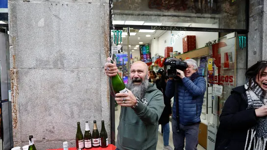 Alegría en la istración 150 del centro de Madrid, donde se ha vendido el número 77768, uno de los cuartos premios, y del número 11840, el tercer premio del sorteo de la Lotería de Navidad. Alegría en la istración 150 del centro de Madrid, donde se ha vendido el número 77768, uno de los cuartos premios, y del número 11840, el tercer premio del sorteo de la Lotería de Navidad.