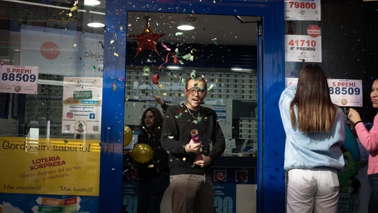 Empleadas de la administración de Lotería situada en el centro comercial Las Arenas de Barcelona, que ha vendido parte de un cuarto y quinto premio del Sorteo Extraordinario de Lotería de Navidad. Empleadas de la administración de Lotería situada en el centro comercial Las Arenas de Barcelona, que ha vendido parte de un cuarto y quinto premio del Sorteo Extraordinario de Lotería de Navidad.