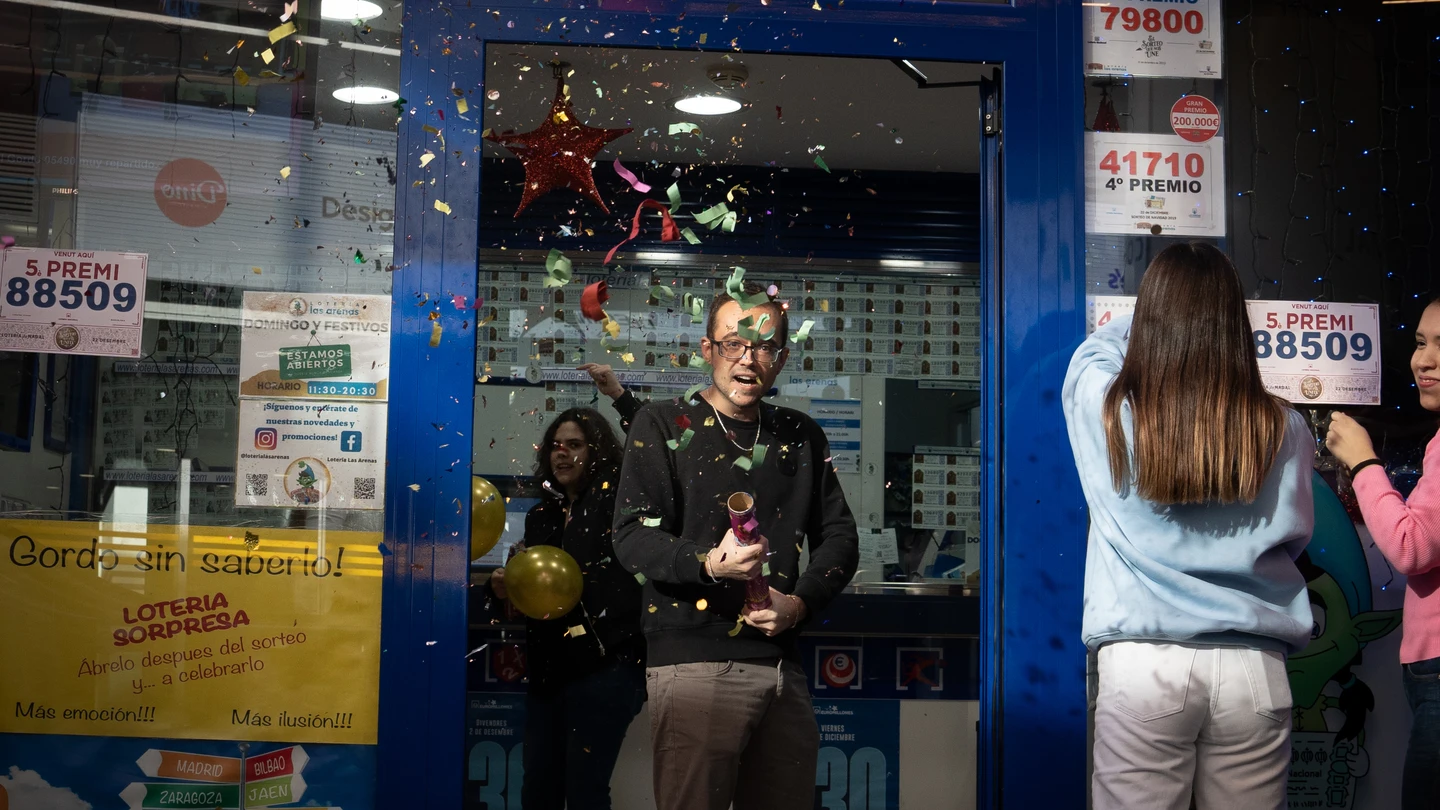 Empleadas de la administración de Lotería situada en el centro comercial Las Arenas de Barcelona, que ha vendido parte de un cuarto y quinto premio del Sorteo Extraordinario de Lotería de Navidad. Empleadas de la administración de Lotería situada en el centro comercial Las Arenas de Barcelona, que ha vendido parte de un cuarto y quinto premio del Sorteo Extraordinario de Lotería de Navidad.