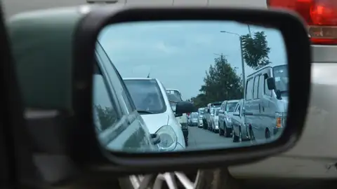 La buena costumbre de Japón que hará obligatoria la DGT en España en 2025 Atasco de tráfico
