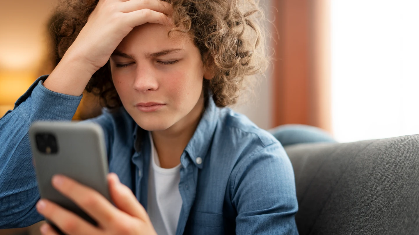 Una chica consutla el móvil preocupada. Una chica consutla el móvil preocupada.