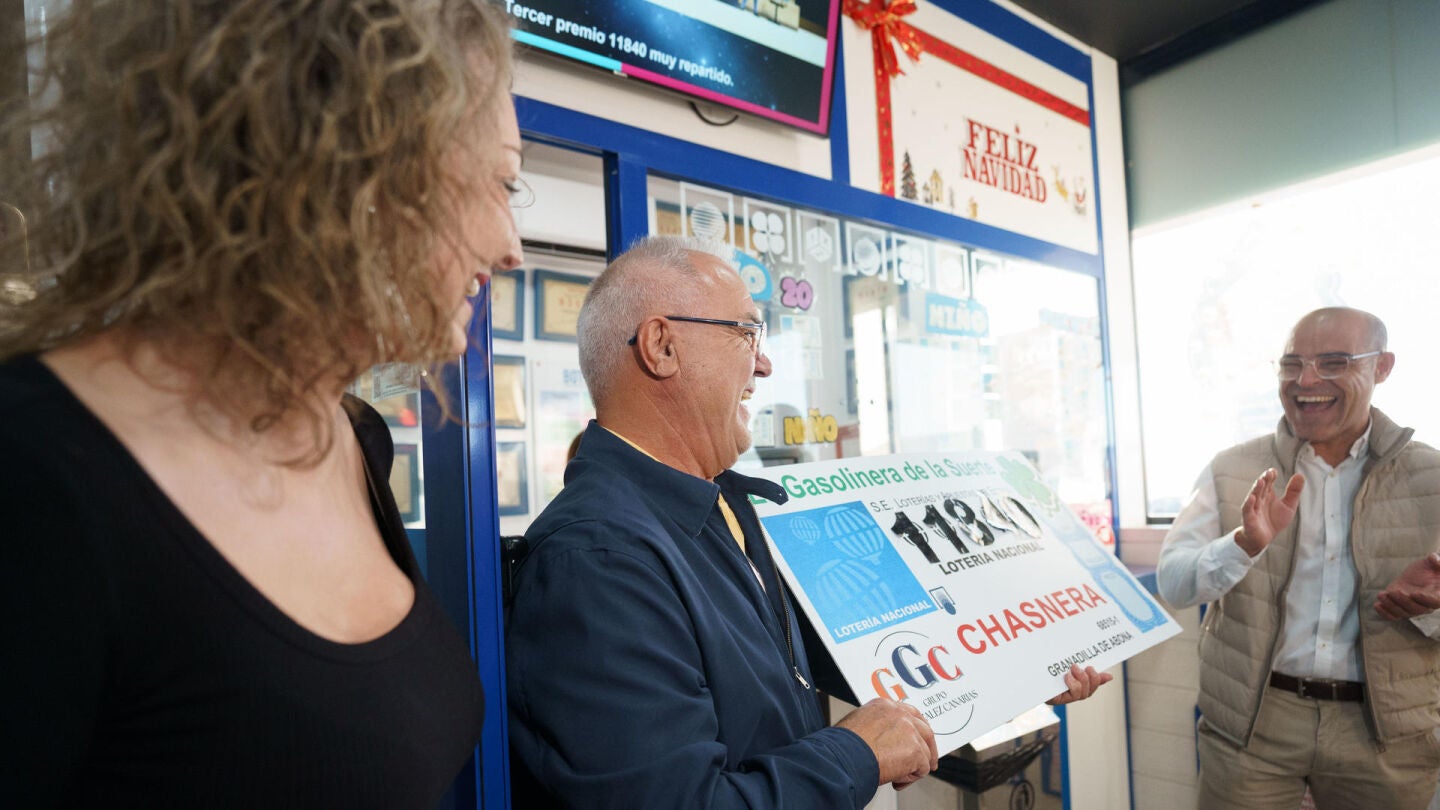 Propietarios y empleados de la gasolinera La Chasnera en el km 54 de la autopista TF-1, en el municipio de Granadilla de Abona en Tenerife, celebran el tercer premio del sorteo extraordinario de Navidad de la Lotería Nacional que recayó en el número 11840.