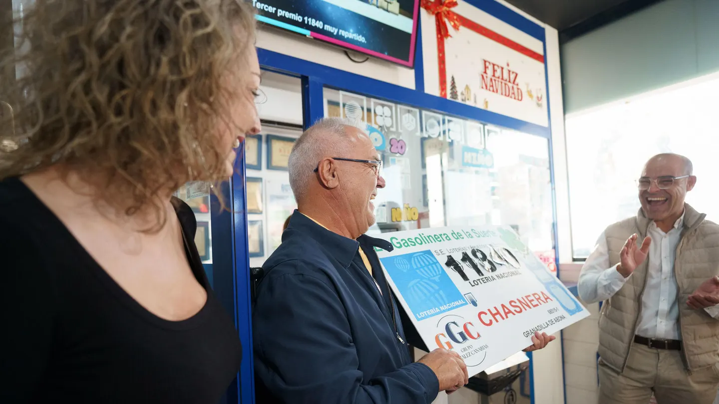 Propietarios y empleados de la gasolinera La Chasnera en el km 54 de la autopista TF-1. Propietarios y empleados de la gasolinera La Chasnera en el km 54 de la autopista TF-1, en el municipio de Granadilla de Abona en Tenerife, celebran el tercer premio del sorteo extraordinario de Navidad de la Lotería Nacional que recayó en el número 11840.