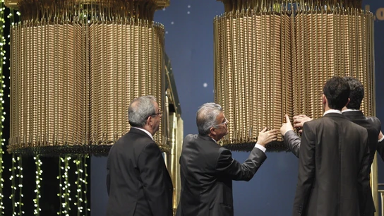 Loterías y Apuestas del Estado se defiende de los ataques de 'tongo': así se elabora la lista oficial de premios. Varios expertos de SELAE manipulan las tablas con las bolas previas al sorteo de la Lotería de Navidad en el Teatro Real.
