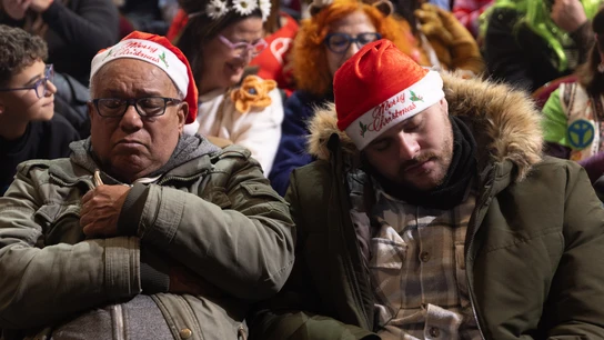 Dos personas dormidas durante la celebración del Sorteo Extraordinario de la Lotería de Navidad 2024, en el Teatro Real, a 22 de diciembre de 2024, en Madrid (España). Dos personas dormidas durante la celebración del Sorteo Extraordinario de la Lotería de Navidad 2024, en el Teatro Real, a 22 de diciembre de 2024, en Madrid (España).