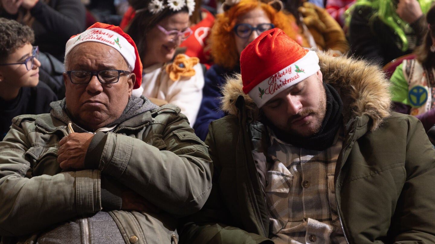 Dos personas dormidas durante la celebraci&oacute;n del Sorteo Extraordinario de la Loter&iacute;a de Navidad 2024, en el Teatro Real, a 22 de diciembre de 2024, en Madrid (Espa&ntilde;a). 