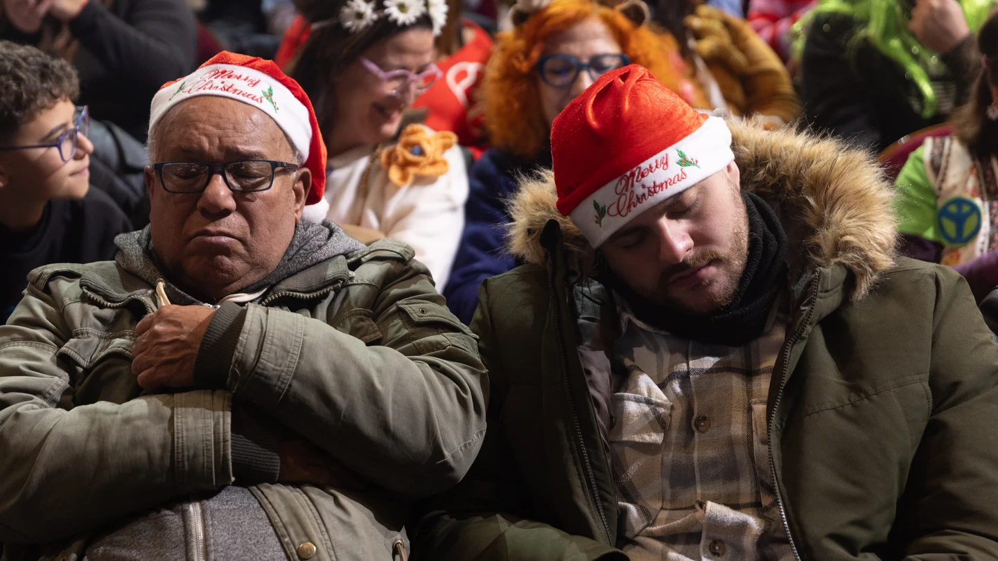 Dos personas dormidas durante la celebración del Sorteo Extraordinario de la Lotería de Navidad 2024, en el Teatro Real, a 22 de diciembre de 2024, en Madrid (España). Dos personas dormidas durante la celebración del Sorteo Extraordinario de la Lotería de Navidad 2024, en el Teatro Real, a 22 de diciembre de 2024, en Madrid (España).