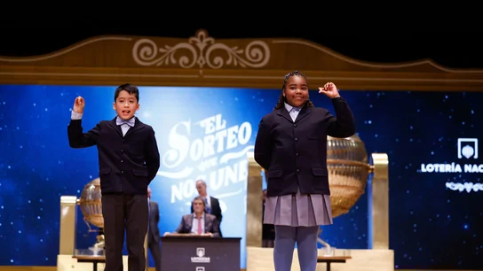Los niños de la Residencia San Ildefonso de Madrid Ainhoa Rosero (d) y Axiel Kyron (i) muestran el número 11.840 Los niños de la Residencia San Ildefonso de Madrid Ainhoa Rosero (d) y Axiel Kyron (i) muestran el número 11.840/ EFE/Javier Lizón