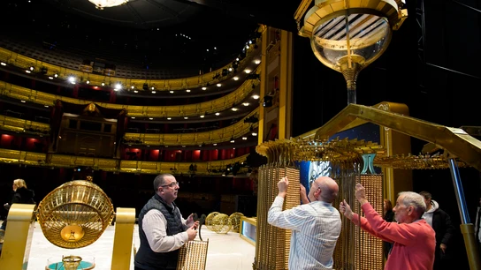 Todo listo en el Teatro Real a menos de una hora de que arranque el Sorteo de Lotería de Navidad Todo listo en el Teatro Real a menos de una hora de que arranque el Sorteo de Lotería de Navidad/ EFE/SELAE