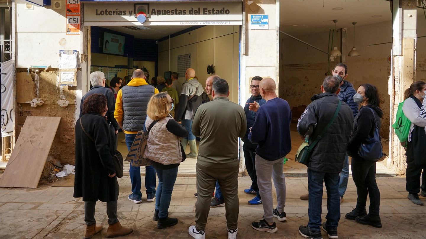 Cola en una administración de Lotería en Paiporta, a 2 de diciembre de 2024, en Paiporta, Valencia, Comunidad Valenciana (España). Cola en una administración de Lotería en Paiporta, a 2 de diciembre de 2024, en Paiporta, Valencia, Comunidad Valenciana (España).