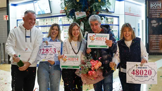 En esta administración de Bizkaia celebran haber vendido algunos de los número premiados de la Lotería de Navidad 2024. Trabajadores de la administración de lotería, ubicada en el centro comercial Artea de Leioa (Bizkaia), celebran este domingo tras repartir una serie completa del segundo premio del Sorteo de Navidad, el 40.014, que se suma a los entregados esta mañana correspondientes a un cuarto y un quinto. En total, algo más de 1,5 millones.