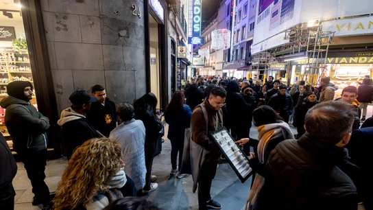 Varias personas hacen cola en la administración de Lotería de Doña Manolita, a 20 de diciembre de 2024, en Madrid (España). Varias personas hacen cola en la administración de Lotería de Doña Manolita, a 20 de diciembre de 2024, en Madrid (España).