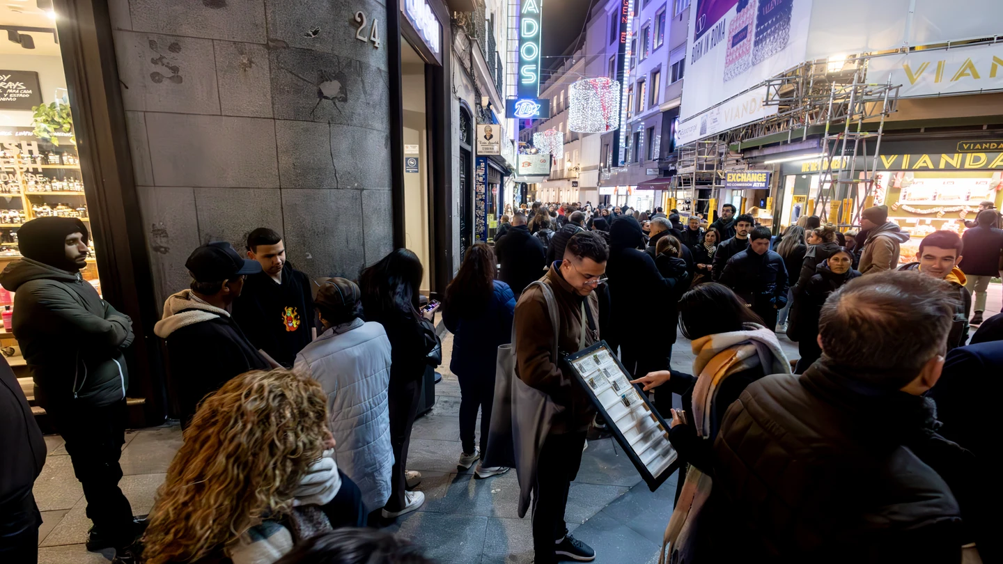 Varias personas hacen cola en la administración de Lotería de Doña Manolita, a 20 de diciembre de 2024, en Madrid (España). Varias personas hacen cola en la administración de Lotería de Doña Manolita, a 20 de diciembre de 2024, en Madrid (España).