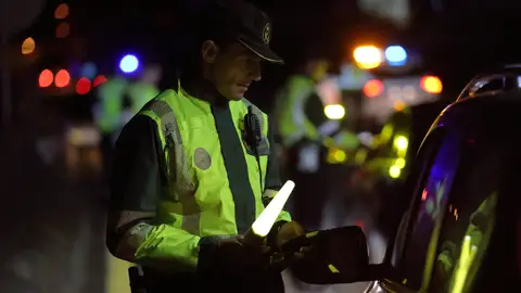 La pregunta trampa que te hará la Policía si te para y que puede costarte una multa tonta Guardia Civil de Tráfico