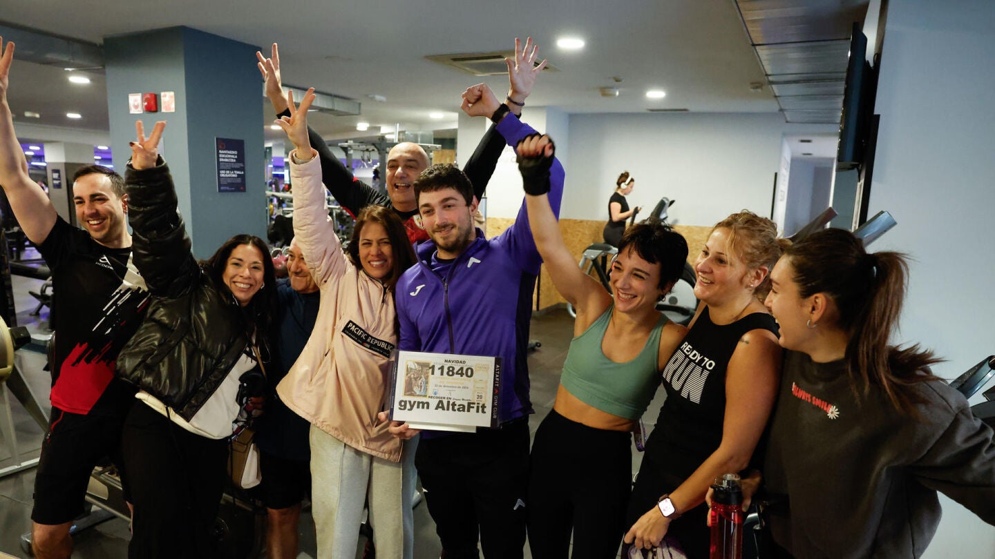 Celebración del tercer premio de la Lotería de Navidad en un gimnasio del barrio de Mirivilla, en Bilbao.