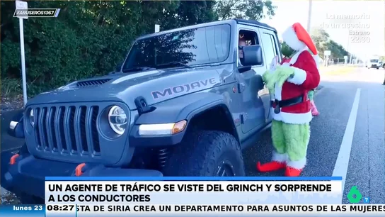 Así sorprende un agente de tráfico vestido de 'Grinch' a los conductores en Florida: ¿multa o cebolla? Así sorprende un agente de tráfico vestido de 'Grinch' a los conductores en Florida: ¿multa o cebolla?