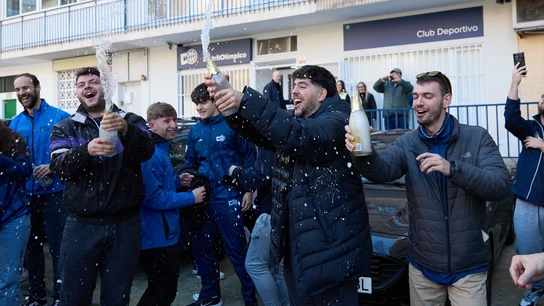 Las reacciones del Club de Baloncesto de San Blas (Madrid) al ganar el Gordo vendido en Logroño. Las reacciones del Club de Baloncesto de San Blas (Madrid) al ganar el Gordo vendido en Logroño.