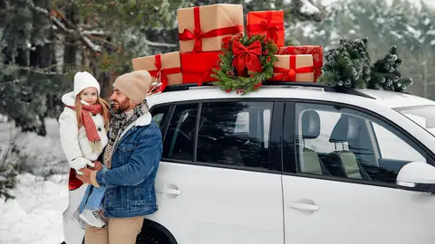 Vehículo con decoración navideña Vehículo con decoración navideña
