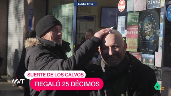 La suerte de los calvos: una administración regala 25 décimos a clientes sin pelo y reparte 6 millones del segundo premio Más Vale Tarde fue testigo semanas atrás de la campaña de una administración de loterías con los calvos como protagonistas. Ayer, este mismo establecimiento repartió 6 millones de euros del segundo premio de la Lotería de Navidad, el 40014.