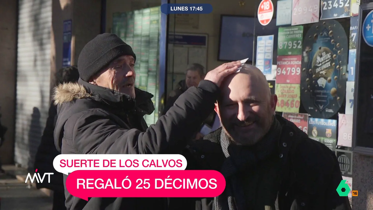 La suerte de los calvos: una administración regala 25 décimos a clientes sin pelo y reparte 6 millones del segundo premio Más Vale Tarde fue testigo semanas atrás de la campaña de una administración de loterías con los calvos como protagonistas. Ayer, este mismo establecimiento repartió 6 millones de euros del segundo premio de la Lotería de Navidad, el 40014.