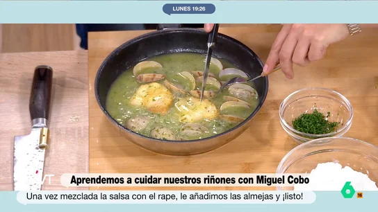 Rape en salsa verde, la brutal receta del chef estrella Michelin Miguel Cobo sin sal e ideal para cuidar nuestros riñones El chef con estrella Michelin Miguel Cobo comparte en este vídeo valiosos consejos nutricionales para cuidar nuestra salud renal y, de paso, realiza una espectacular receta de rape en salsa verde muy sabrosa, pero sin sal.