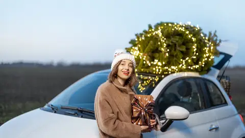 Vehículo con decoración navideña Vehículo con decoración navideña