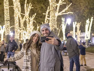 Una pareja disfrutando de la Navidad en Bilbao Una pareja disfrutando de la Navidad en Bilbao