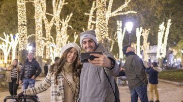 Una pareja disfrutando de la Navidad en Bilbao