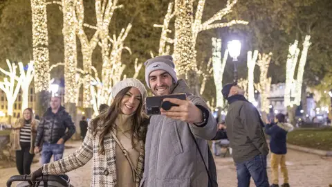 Una pareja disfrutando de la Navidad en Bilbao Una pareja disfrutando de la Navidad en Bilbao