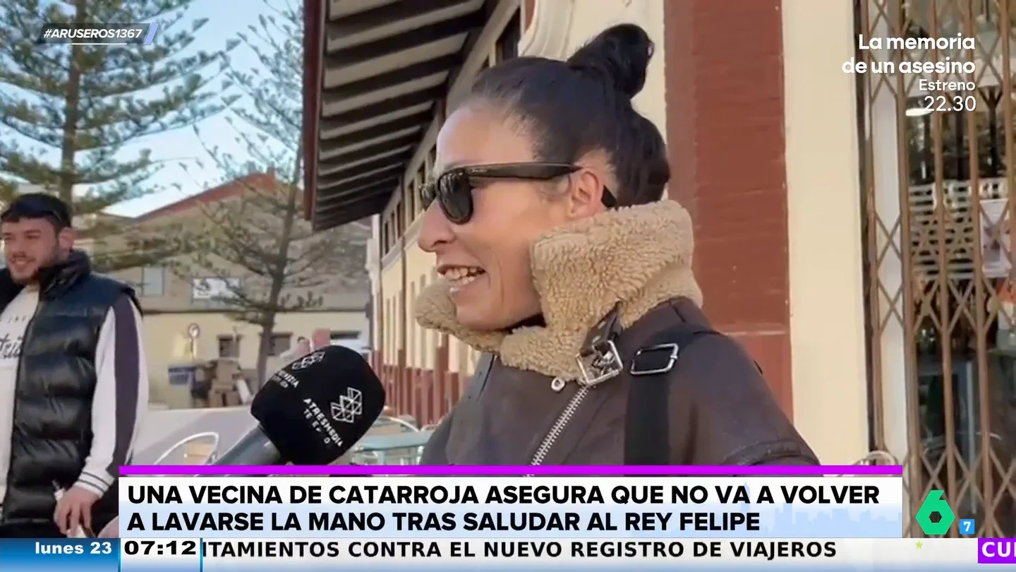La reacción de una vecina de Catarroja tras la visita sorpresa de los reyes de España: "La mano nunca más me la voy a lavar" La reacción de una vecina de Catarroja tras la visita sorpresa de los reyes de España: "La mano nunca más me la voy a lavar"