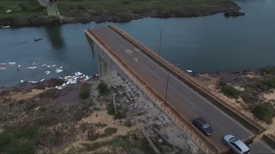 El puente Juscelino Kubitschek derrumbado por el tramo central de la estructura El puente Juscelino Kubitschek derrumbado por el tramo central de la estructura